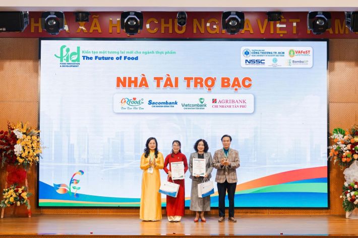 Hình trao hoa tri ân các nhà tài trợ, mentor và ban giám khảo đã đồng hành cùng cuộc thi