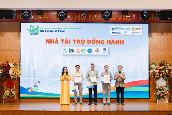 Hình trao hoa tri ân các nhà tài trợ, mentor và ban giám khảo đã đồng hành cùng cuộc thi