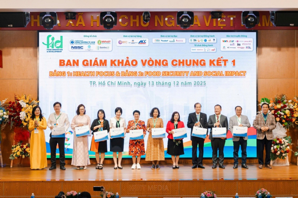 Hình trao hoa tri ân các nhà tài trợ, mentor và ban giám khảo đã đồng hành cùng cuộc thi