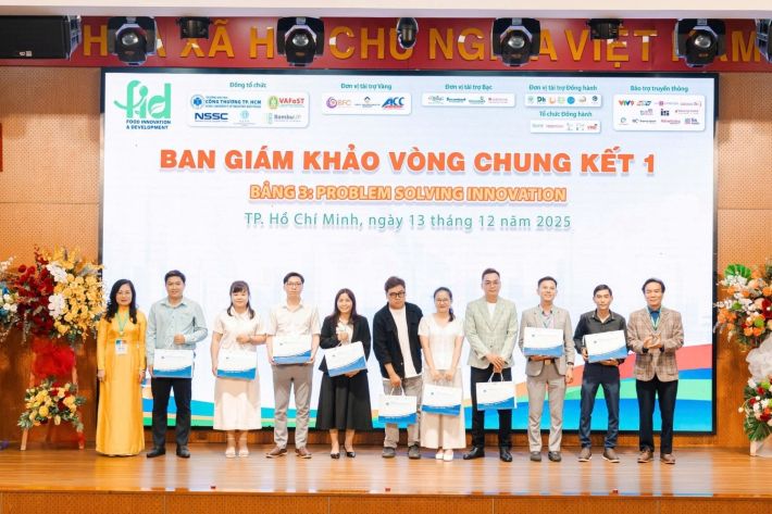 Hình trao hoa tri ân các nhà tài trợ, mentor và ban giám khảo đã đồng hành cùng cuộc thi