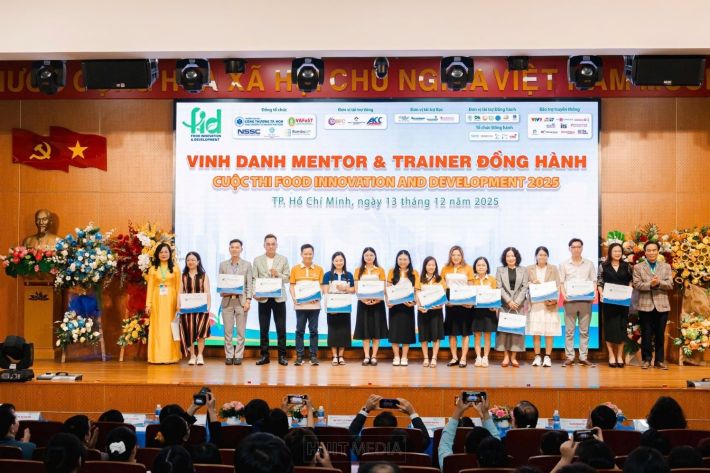 Hình trao hoa tri ân các nhà tài trợ, mentor và ban giám khảo đã đồng hành cùng cuộc thi