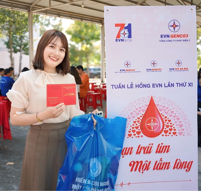 Chị Lê Thị Quỳnh Như với giấy chứng nhận hiến máu tình nguyện đầu tiên