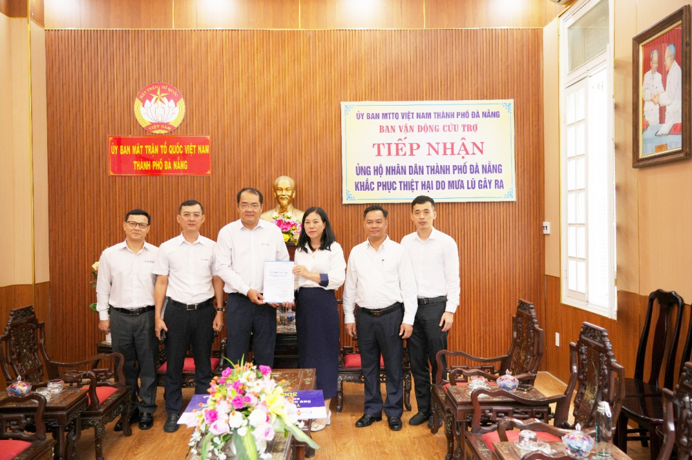 Bà Nguyễn Thị Thanh Phương – Phó Chủ tịch Ủy ban MTTQ Việt Nam thành phố Đà Nẵng (thứ tư từ trái sang) trao thư cảm ơn của Ủy ban MTTQ Việt Nam thành phố Đà Nẵng tới Tổng công ty Phát điện 2 cho ông Nguyễn Thành Trung – Giám đốc Công ty Thủy điện Sông Bung (thứ ba từ trái sang).