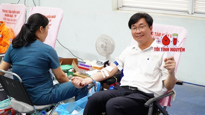 Ông Lê Vũ Trung - Phó Giám đốc, Chủ tịch Công đoàn Công ty Nhiệt điện Phú Mỹ tham gia hiến máu nhân đạo