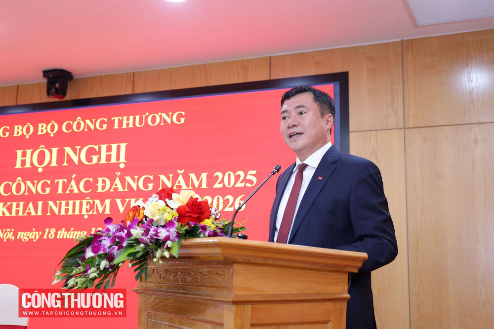 Sáng 18/12/2025, tại trụ sở Bộ Công Thương, Đảng bộ Bộ Công Thương tổ chức Hội nghị tổng kết công tác Đảng năm 2025 và triển khai nhiệm vụ năm 2026. Đồng chí Nguyễn Hồng Diên - Ủy viên Ban Chấp hành Trung ương Đảng, Bí thư Đảng ủy, Bộ trưởng Bộ Công Thương chủ trì Hội nghị.