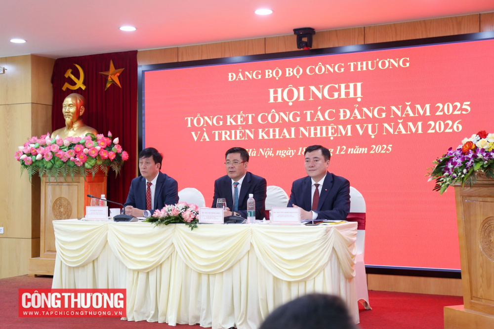 Phấn đấu hoàn thành xuất sắc nhiệm vụ công tác Đảng với trách nhiệm cao và quyết tâm mạnh mẽ