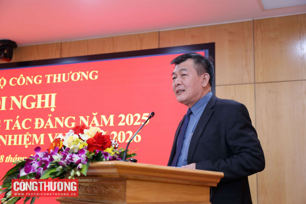 Đồng chí Nguyễn Hồng Diên - Ủy viên Ban Chấp hành Trung ương Đảng, Bí thư Đảng ủy, Bộ trưởng Bộ Công Thương phát biểu khai mạc Hội nghị