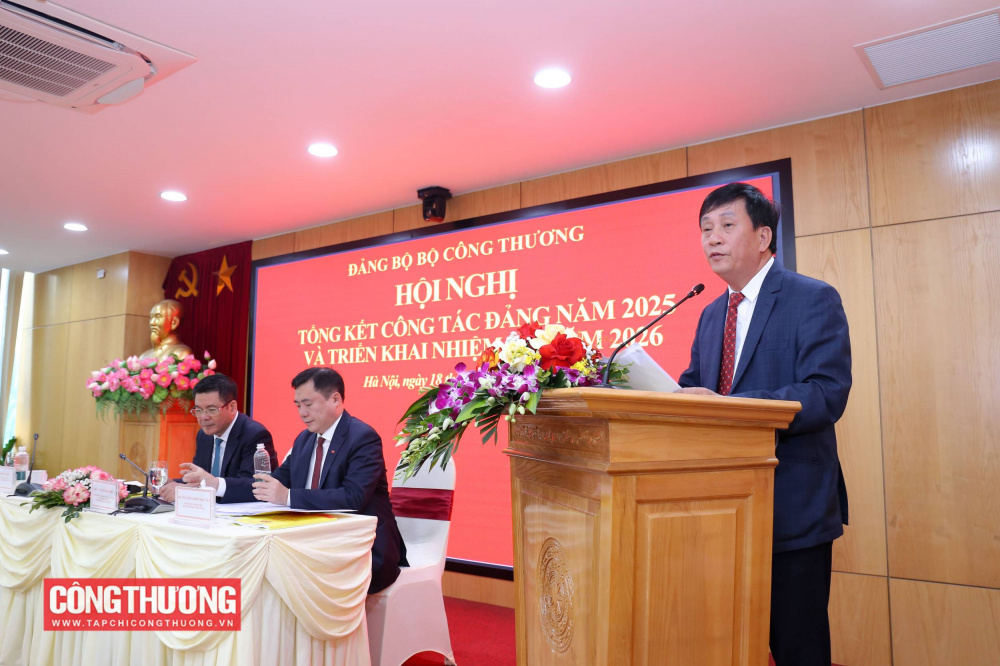 Đồng chí Phan Văn Bản - Ủy viên Ban Thường vụ, Phó Bí thư chuyên trách Đảng ủy Bộ Công Thương báo cáo tại Hội nghị tổng kết công tác Đảng năm 2025 và triển khai nhiệm vụ năm 2026 của Đảng bộ Bộ Công Thương sáng 18/12/2025