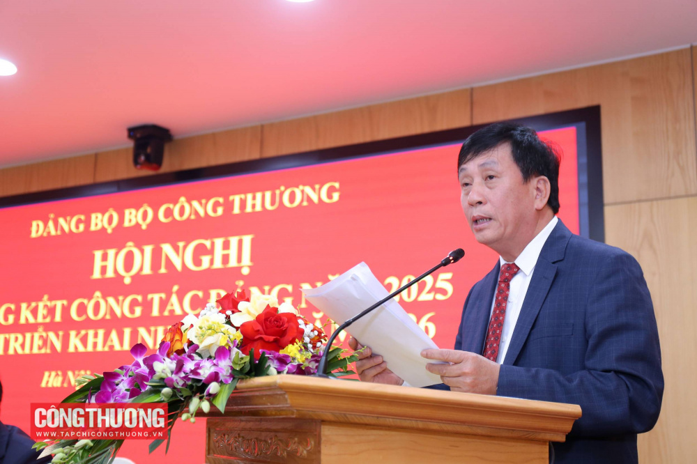 Đồng chí Phan Văn Bản cho biết, năm 2025, Đảng ủy Bộ đã tập trung lãnh đạo, chỉ đạo triển khai toàn diện công tác xây dựng Đảng trên các mặt chính trị, tư tưởng, đạo đức, tổ chức và cán bộ, gắn với việc nâng cao năng lực lãnh đạo, sức chiến đấu của tổ chức đảng và đội ngũ đảng viên; thực hiện nhuần nhuyễn sự lãnh đạo của Đảng thông qua 05 phương thức, qua đó bảo đảm sự lãnh đạo toàn diện của Đảng đối với việc thực hiện nhiệm vụ chính trị và công tác xây dựng Đảng.