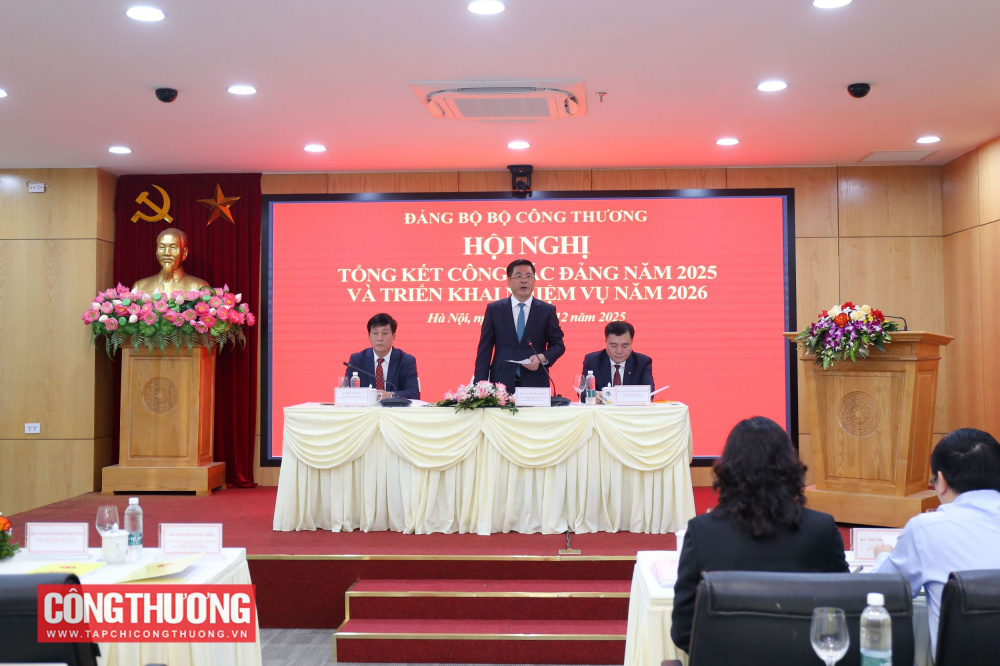 Đồng chí Nguyễn Hồng Diên - Ủy viên Ban Chấp hành Trung ương Đảng, Bí thư Đảng ủy, Bộ trưởng Bộ Công Thương chủ trì Hội nghị.