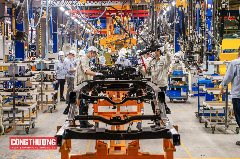 tiếp tục thực hiện hiệu quả các đột phá chiến lược, cơ cấu lại các ngành lĩnh vực nhằm nâng cao năng suất, chất lượng, hiệu quả và sức cạnh tranh trong toàn ngành.