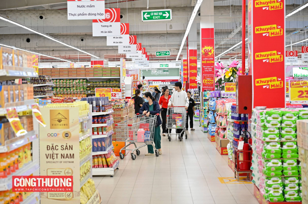 Tiếp tục chú trọng phát triển thị trường trong nước, thực hiện hiệu quả Cuộc vận động “Người Việt Nam ưu tiên dùng hàng Việt Nam”, kết hợp hài hòa giữa thương mại truyền thống và hiện đại