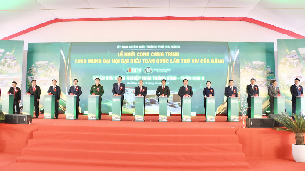 Phó Chủ tịch Quốc hội Nguyễn Đức Hải và các đại biểu bấm nút khởi công công trình