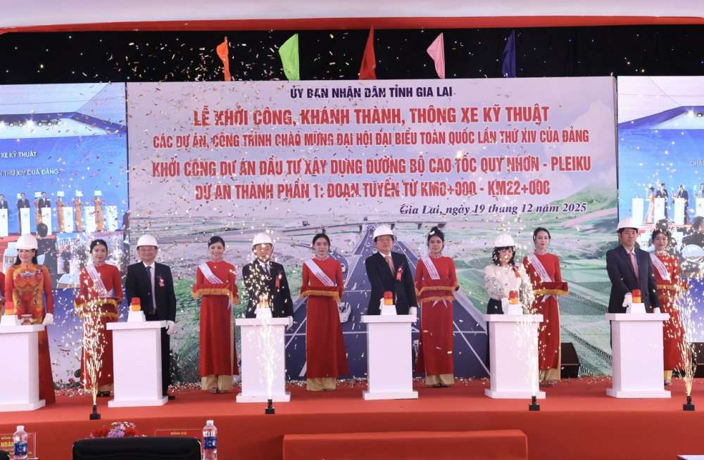 Phó Thủ tướng Hồ Quốc Dũng và các đại biểu thực hiện nghi thức khởi công tại đầu cầu tỉnh Gia Lai - Ảnh: VGP