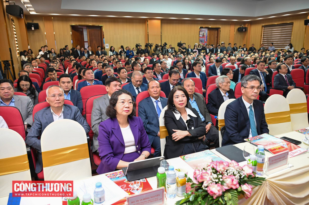 (1) Tạo đột phá trong công tác xây dựng và hoàn thiện thể chế, chính sách. Giai đoạn 2021- 2025 là giai đoạn đột phá mạnh mẽ về tham mưu và hoàn thiện thể chế của Bộ Công Thương với các nghị quyết, luật, nghị định và văn bản tạo cơ sở pháp lý quan trọng cho phát triển bứt phá thời gian tới (Bộ đã chủ trì xây dựng và trình ban hành 06 luật (Luật Dầu khí, Luật Bảo vệ quyền lợi người tiêu dùng, Luật Điện lực, Luật Hóa chất (sửa đổi), Luật Sử dụng năng lượng tiết kiệm và hiệu quả (sửa đổi), Luật Thương mại điện tử); 65 nghị định và ban hành theo thẩm quyền 216 Thông tư (trong các lĩnh vực kinh doanh xăng dầu và khí, xuất nhập khẩu, quản lý thị trường, điện lực, hóa chất, cạnh tranh, kinh doanh đa cấp, phát triển ngoại thương, quản lý và phát triển chợ, nhập khẩu hàng hóa tân trang) và hơn 20 chiến lược, quy hoạch, kế hoạch, đề án và chương trình phát triển các ngành, lĩnh vực quan trọng của ngành. Riêng năm 2025, (i) Bộ Công Thương đã chủ trì, tham mưu Chính phủ, trình Quốc hội thông qua nhiều luật quan trọng (như: Luật Hóa chất, Luật Sửa đổi, bổ sung một số điều của Luật Sử dụng năng lượng tiết kiệm và hiệu quả, Luật Thương mại điện tử); (ii) Tham mưu, trình Chính phủ ban hành nhiều chính sách mới, tháo gỡ khó khăn cho sản xuất kinh doanh (như: Hồ sơ chính sách xây dựng Luật Phát triển công nghiệp trọng điểm; NQ số 328/NQ-CP của Chính phủ về Kế hoạch hành động thực hiện Nghị quyết 70-NQ/TW của Bộ Chính trị về bảo đảm an ninh năng lượng quốc gia đến 2030, tầm nhìn 2045); (iii) tham mưu Chính phủ trình Quốc hội ban hành một số Nghị quyết về năng lượng (NQ số 189/2025/QH15 về một số cơ chế, chính sách đặc biệt đầu tư xây dựng Dự án điện hạt nhân Ninh Thuận; NQ về các cơ chế, chính sách phát triển năng lượng quốc gia giai đoạn 2026-2030)…Kết quả nổi bật trong công tác xây dựng, hoàn thiện thể chế nêu trên đã tạo tiền đề quan trọng để thu hút tối đa nguồn lực xã hội phục vụ phát triển toàn diện lĩnh vực công nghiệp, thương mại thời gian tới. (2) Các cân đối lớn được bảo đảm trong cả giai đoạn 2021-2025, nhất là an ninh năng lượng và cân đối cung cầu các mặt hàng thiết yếu, nguyên vật liệu đầu vào phục vụ sản xuất... Đặc biệt là thực hiện các dự án nguồn và lưới điện trọng điểm, nhất là các công trình truyền tải 500 kV, 220 kV, góp phần từng bước hoàn thiện kết cấu hạ tầng điện lực. Riêng năm 2025, nhiều công trình năng lượng trọng điểm được hoàn thành. Tính đến hết năm 2025, hệ thống điện Việt Nam đã đứng đầu Đông Nam Á và nằm trong top 20 hệ thống điện lớn nhất thế giới về quy mô công suất (đạt khoảng 90.000 MW). Đặc biệt, tuyến đường dây 500 kV Lào Cai-Vĩnh Yên hoàn thành trong thời gian ngắn kỷ lục, vừa kế thừa tinh thần và kinh nghiệm của “kỳ tích 500 kV Bắc-Nam”, vừa thể hiện tinh thần đổi mới sáng tạo, trở thành hạng mục then chốt triển khai Quy hoạch phát triển điện lực quốc gia. Các dự án trọng điểm trong lĩnh vực dầu khí cũng đã được hoàn thành. (3) Xuất nhập khẩu trong giai đoạn 2021-2025 bứt phá mạnh mẽ, trở thành trụ cột quan trọng cho tăng trưởng kinh tế, nâng cao sức chống chịu trước biến động của kinh tế toàn cầu; xuất khẩu tăng trưởng bình quân khoảng 10,8%/năm, vượt xa kế hoạch đề ra (kế hoạch tăng bình quân 5%/năm); cơ cấu xuất nhập khẩu chuyển dịch theo hướng hiện đại và bền vững; cơ cấu mặt hàng xuất khẩu chuyển dịch theo hướng tích cực; cán cân thương mại ghi nhận xuất siêu liên tục trong cả giai đoạn (năm 2021 xuất siêu 3,19 tỷ USD, năm 2025 dự kiến xuất siêu khoảng 22 tỷ USD), góp phần quan trọng vào tăng trưởng GDP, ổn định kinh tế vĩ mô, ổn định tỷ giá, kiểm soát lạm phát và cải thiện cán cân thanh toán của nước ta trong giai đoạn này. Năm 2025, xuất nhập khẩu tiếp tục là điểm sáng của nền kinh tế và lập kỷ lục mới về tổng kim ngạch (ước đạt 920 tỷ USD), đưa Việt Nam vào Top 15 cường quốc thương mại toàn cầu, tạo bệ phóng mới cho tăng trưởng kinh tế. Trong đó, xuất khẩu ước tăng 16%, vượt kế hoạch được giao (giao 12%); cán cân thương mại xuất siêu khoảng 22 tỷ USD (là năm thứ 10 liên tiếp xuất siêu), góp phần nâng cao dự trữ ngoại hối, ổn định tỷ giá và các chỉ số kinh tế vĩ mô. (4) Sản xuất công nghiệp phục hồi mạnh mẽ, tăng trưởng ngoạn mục với chỉ số sản xuất công nghiệp (IIP) ước đạt 9,5% (năm 2024 tăng 8,2%), đây là mức tăng cao nhất kể từ khi xảy ra đại dịch Covid-19; trong đó ngành chế biến chế tạo ước tăng 10,6% (năm 2024 tăng 9,5%), tạo động lực lớn thúc đẩy tăng trưởng kinh tế vĩ mô. (5) Công tác hội nhập kinh tế quốc tế được đổi mới toàn diện. Giai đoạn 2021-2025 Bộ Công Thương đã chủ trì, phối hợp chặt chẽ với các bộ, ngành tham mưu với Chính phủ trong đàm phán, ký kết, nâng cấp các FTA; đồng thời xây dựng và triển khai đồng bộ các chương trình, kế hoạch thực thi FTA. Trong giai đoạn này, Việt Nam đã ký mới 4 FTA (gồm RCEP, FTA Việt Nam - Israel, FTA Việt Nam - Vương quốc Anh, Hiệp định Đối tác kinh tế toàn diện Việt Nam - UAE (CEPA)), nâng tổng số FTA lên 17 hiệp định với 65 quốc gia và vùng lãnh thổ. Hiệp định giữa Việt Nam và Khối EFTA đang bước vào giai đoạn kết thúc. Các Hiệp định mới với các đối tác tiềm năng như Khối GCC, Pakistan, Canada, Mercosur đã được khởi động đàm phán và chuẩn bị khởi động đàm phán. Đây là nền tảng pháp lý quan trọng để doanh nghiệp Việt Nam tiếp cận sâu hơn các chuỗi cung ứng toàn cầu. Riêng năm 2025, việc nâng cao chất lượng thực thi FTA được đặt ở vị trí trung tâm. Tháng 4/2025, Bộ Công Thương lần đầu tiên công bố Bộ chỉ số đánh giá thực thi FTA của các địa phương - FTA Index. Đặc biệt, trong bối cảnh thương mại toàn cầu gia tăng rủi ro, ngành Công Thương đã bám sát chỉ đạo của Thủ tướng Chính phủ trong xử lý linh hoạt, kịp thời quan hệ thương mại với Hoa Kỳ. Bộ Công Thương cũng đã chủ trì, cùng các Bộ, ngành triển khai đàm phán, ký kết nâng cấp một loạt Hiệp định trong khuôn khổ ASEAN và giữa ASEAN với các đối tác. (6) Công tác phòng vệ thương mại đạt kết quả tích cực, vững chắc, xử lý hiệu quả hàng trăm vụ việc điều tra chống bán phá giá, chống trợ cấp, chống lẩn tránh biện pháp phòng vệ thương mại do nước ngoài tiến hành, qua đó bảo vệ vững chắc lợi ích ngành sản xuất trong nước trên thị trường xuất khẩu; Các biện pháp phòng vệ thương mại của ta áp dụng với hàng hóa nhập khẩu tiếp tục là công cụ hữu hiệu hỗ trợ doanh nghiệp trong nước trước áp lực cạnh tranh từ bên ngoài; Công tác quản lý cạnh tranh và bảo vệ quyền lợi người tiêu dùng có bước tiến lớn sau 5 năm thực hiện Chỉ thị số 30 - CT/TW của Ban Bí thư khóa XII “về tăng cường sự lãnh đạo của Đảng và trách nhiệm quản lý của Nhà nước trong công tác bảo vệ quyền lợi người tiêu dùng”. (7) Thị trường trong nước tăng trưởng vững chắc với mức tăng khoảng 9%-10%, cung cầu hàng hóa cơ bản ổn định, là trụ đỡ đảm bảo các mục tiêu tăng trưởng vĩ mô nhất là trong giai đoạn đại dịch hoặc kinh tế thế giới suy giảm. Thương mại điện tử tiếp tục phát triển mạnh mẽ, lần đầu tiên vượt mốc 30 tỷ USD, tăng trưởng khoảng 25% và chiếm 2/3 giá trị kinh tế số Việt Nam, giữ vững vị trí trong Top 10 quốc gia có tốc độ tăng trưởng thương mại điện tử nhanh nhất thế giới và top 3 ASEAN; Công tác hoàn thiện hành lang pháp lý cho thương mại điện tử được chú trọng với điểm nhấn là việc thông qua Luật Thương mại điện tử, tạo nền tảng cho phát triển thương mại hiện đại. (8) Công tác xúc tiến thương mại đổi mới mạnh mẽ, nâng tầm thương hiệu quốc gia, chuỗi hoạt động xúc tiến thương mại quy mô lớn nhất từ trước đến nay được tổ chức (tiêu biểu là Hội chợ Mùa Thu 2025) mở hướng đa dạng hoá thị trường, nâng tầm thương hiệu và sức mạnh mềm quốc gia. Giá trị Thương hiệu Quốc gia Việt Nam năm 2025 đạt 519,6 tỷ USD, tăng 2,5% so với năm 2024, duy trì vững chắc thứ hạng 32 thế giới. (9) Quyết liệt thực hiện phân cấp, phân quyền, cắt giảm thủ tục hành chính, nâng cao hiệu năng, hiệu lực, hiệu quả bộ máy quản lý mới gắn với chủ động, đi đầu đưa cán bộ về cơ sở, hỗ trợ mô hình chính quyền địa phương 2 cấp: Bộ đã cắt giảm, đơn giản hóa thủ tục hành chính thuộc phạm vi quản lý của Bộ Công Thương với tổng số 223/421 TTHC (đạt tỉ lệ 52,97%). Nghị quyết 18-NQ/TW, Bộ đã chủ động, quyết liệt sắp xếp bộ máy, đề xuất tinh giản 25% số đơn vị đầu mối trực thuộc (đã hoàn tất việc chuyển giao lực lượng Quản lý thị trường từ Bộ về UBND các tỉnh, thành phố), tổ chức lại các đơn vị sự nghiệp công lập và doanh nghiệp nhà nước. Nghị định số 40/2025/NĐ-CP ngày 26/02/2025 của Chính phủ quy định chức năng, nhiệm vụ, quyền hạn và cơ cấu tổ chức của Bộ Công Thương đã đánh dấu bước chuyển quan trọng về kiện toàn tổ chức bộ máy của Bộ. Công tác phân cấp, phân quyền được đẩy mạnh, Bộ đã trình Chính phủ ban hành các Nghị định (số 139/2025/NĐ-CP, số 146/2025/NĐ-CP ngày 12/6/2025) với tổng số nhiệm vụ quản lý nhà nước chuyển giao cho địa phương là 208/401 nhiệm vụ, chiếm tỷ lệ 52%, góp phần phát huy tính chủ động và trách nhiệm của chính quyền địa phương trong phát triển ngành. (10) Công tác quản lý cụm công nghiệp và khuyến công quốc gia được triển khai đồng bộ, hiệu quả; các hoạt động phát triển sản phẩm công nghiệp nông thôn tiêu biểu, kết nối giao thương tại các địa phương được đẩy mạnh, góp phần phát triển công nghiệp và thương mại tại các địa phương. (11) Công tác khoa học, công nghệ được chú trọng, các chương trình khoa học và công nghệ cấp quốc gia, trọng điểm cấp Bộ nhằm cụ thể hóa các chủ trương, định hướng lớn của Đảng đã được xây dựng và thực thi hiệu quả. Hệ thống các viện nghiên cứu, trường đại học, cao đẳng thuộc Bộ tiếp tục nâng cao hiệu quả đào tạo, nghiên cứu khoa học. (12) Các mặt công tác khác như quản lý, bảo đảm an toàn môi trường công nghiệp; quản lý hóa chất, phòng, chống tham nhũng, thực hành tiết kiệm, chống lãng phí... đều được thực hiện một cách quyết liệt, thực chất và đồng bộ.... Các chủ trương, định hướng lớn của Trung ương và của Chính phủ đều được cụ thể hóa bằng các chương trình hành động để thống nhất chỉ đạo và tổ chức triển khai hiệu quả trong toàn Ngành.