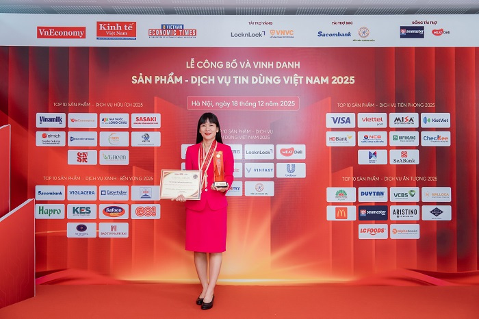 Chủ tịch HĐTV Công ty Yến sào Khánh Hòa cùng Cúp và Giấy chứng nhận Thương hiệu sản phẩm - Dịch vụ Tin dùng Việt Nam năm 2025