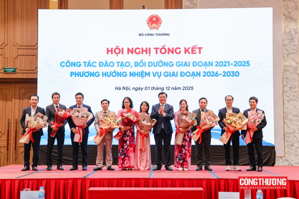 Hội nghị cũng đã vinh danh các giáo sư, phó giáo sư vừa được công nhận, gửi lời tri ân sâu sắc tới những đóng góp lâu dài cho ngành giáo dục - đào tạo của Bộ Công Thương. 