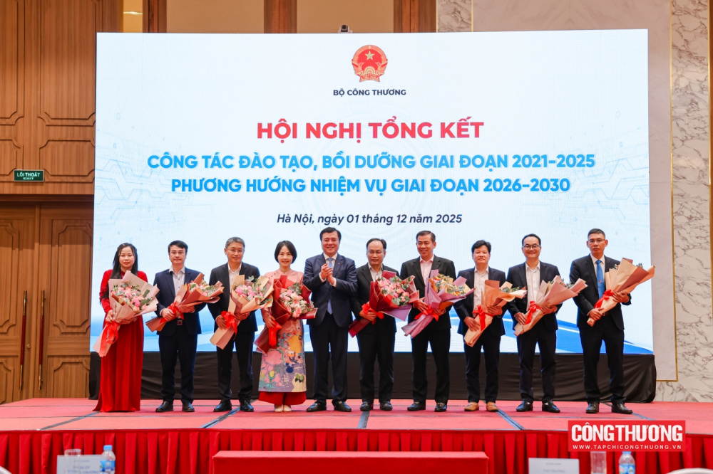 Hội nghị cũng đã vinh danh các giáo sư, phó giáo sư vừa được công nhận, gửi lời tri ân sâu sắc tới những đóng góp lâu dài cho ngành giáo dục - đào tạo của Bộ Công Thương. 