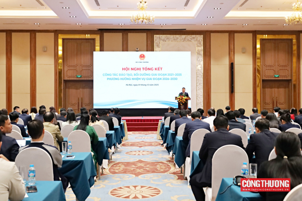 Hội nghị cũng đã vinh danh các giáo sư, phó giáo sư vừa được công nhận, gửi lời tri ân sâu sắc tới những đóng góp lâu dài cho ngành giáo dục - đào tạo của Bộ Công Thương. 