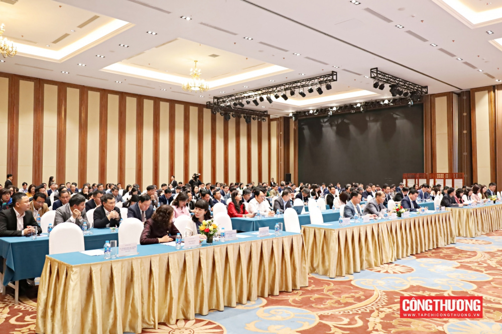 Hội nghị cũng đã vinh danh các giáo sư, phó giáo sư vừa được công nhận, gửi lời tri ân sâu sắc tới những đóng góp lâu dài cho ngành giáo dục - đào tạo của Bộ Công Thương. 