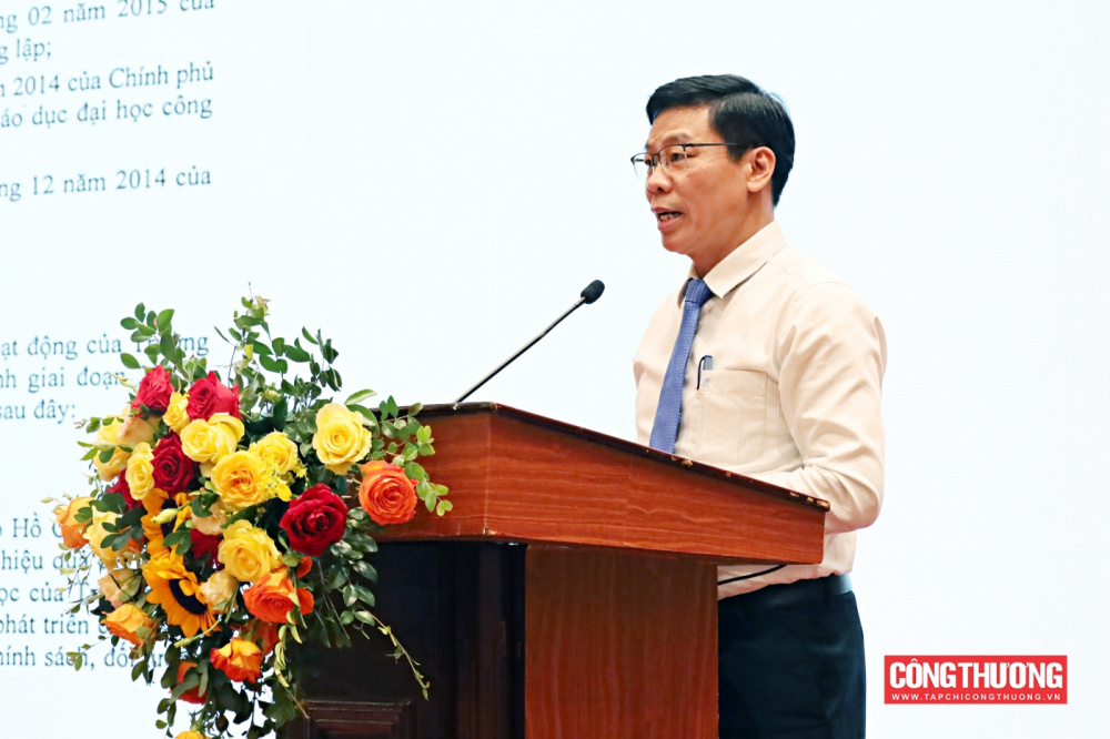 Hội nghị cũng đã vinh danh các giáo sư, phó giáo sư vừa được công nhận, gửi lời tri ân sâu sắc tới những đóng góp lâu dài cho ngành giáo dục - đào tạo của Bộ Công Thương. 