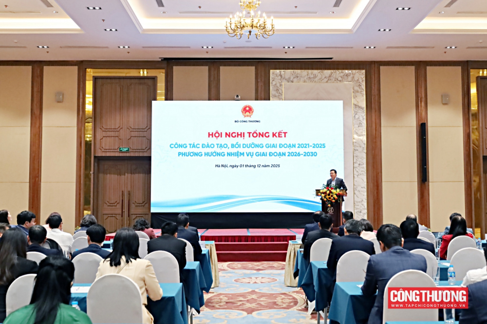 Hội nghị cũng đã vinh danh các giáo sư, phó giáo sư vừa được công nhận, gửi lời tri ân sâu sắc tới những đóng góp lâu dài cho ngành giáo dục - đào tạo của Bộ Công Thương. 