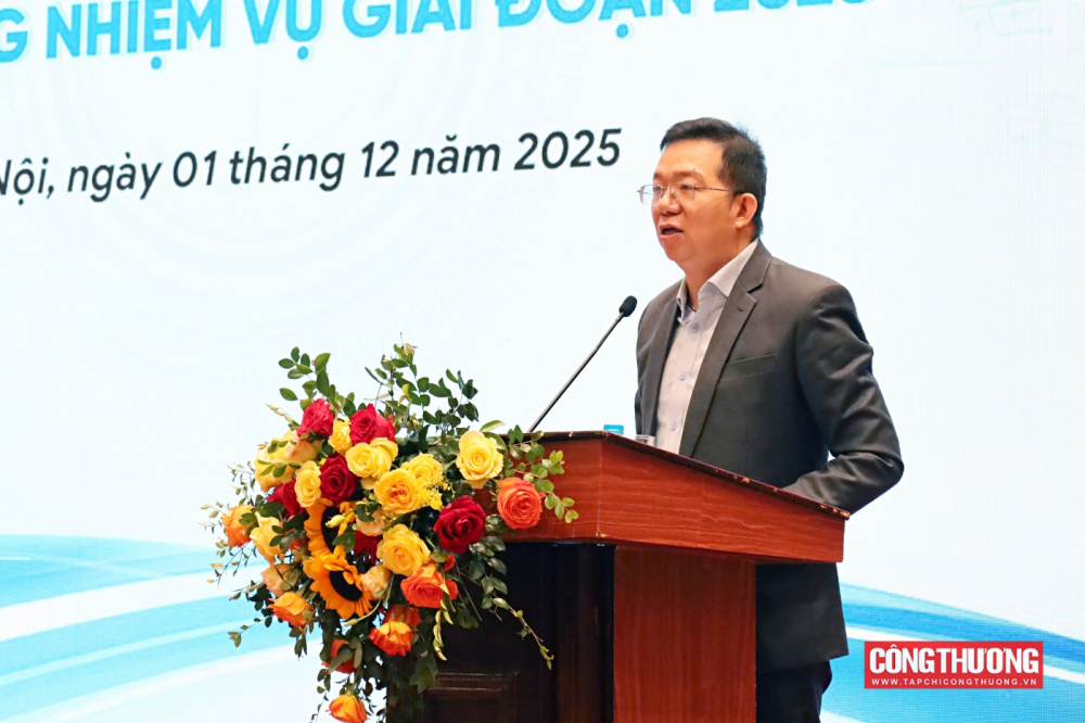 Hội nghị cũng đã vinh danh các giáo sư, phó giáo sư vừa được công nhận, gửi lời tri ân sâu sắc tới những đóng góp lâu dài cho ngành giáo dục - đào tạo của Bộ Công Thương. 