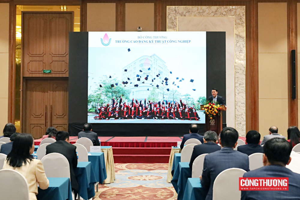 Hội nghị cũng đã vinh danh các giáo sư, phó giáo sư vừa được công nhận, gửi lời tri ân sâu sắc tới những đóng góp lâu dài cho ngành giáo dục - đào tạo của Bộ Công Thương. 