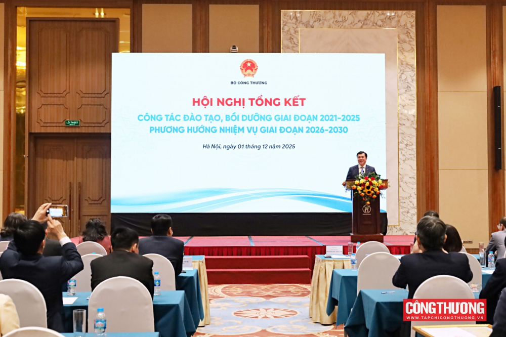 Hội nghị cũng đã vinh danh các giáo sư, phó giáo sư vừa được công nhận, gửi lời tri ân sâu sắc tới những đóng góp lâu dài cho ngành giáo dục - đào tạo của Bộ Công Thương. 