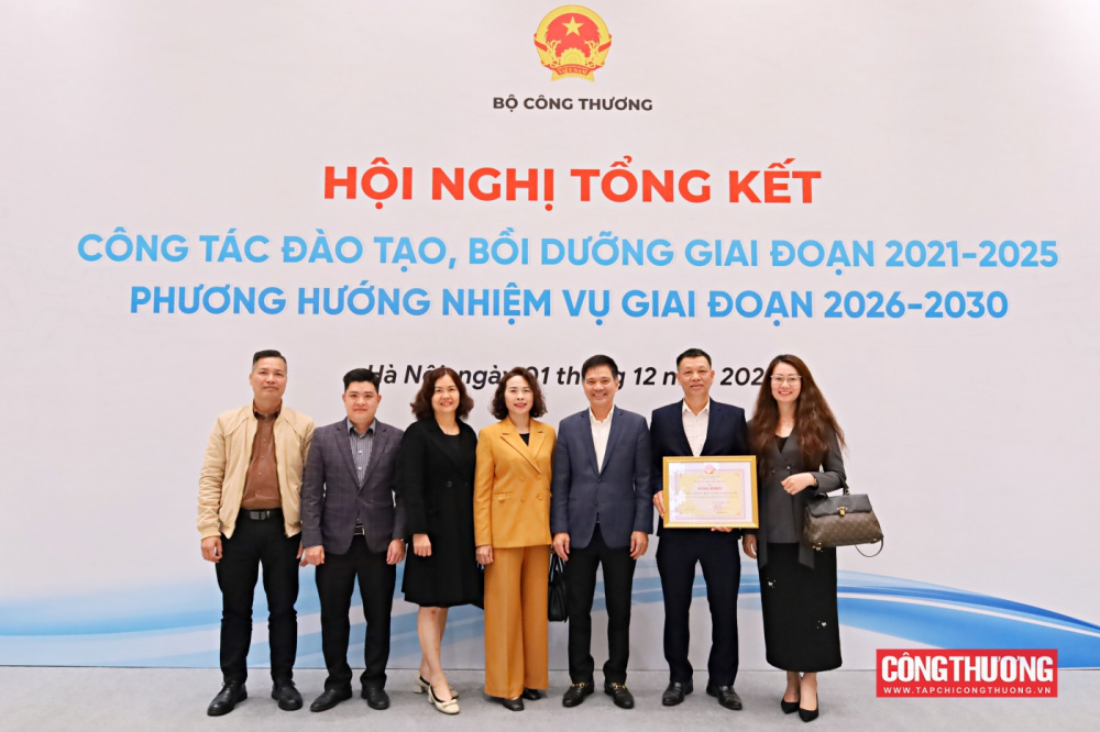 Hội nghị cũng đã vinh danh các giáo sư, phó giáo sư vừa được công nhận, gửi lời tri ân sâu sắc tới những đóng góp lâu dài cho ngành giáo dục - đào tạo của Bộ Công Thương. 