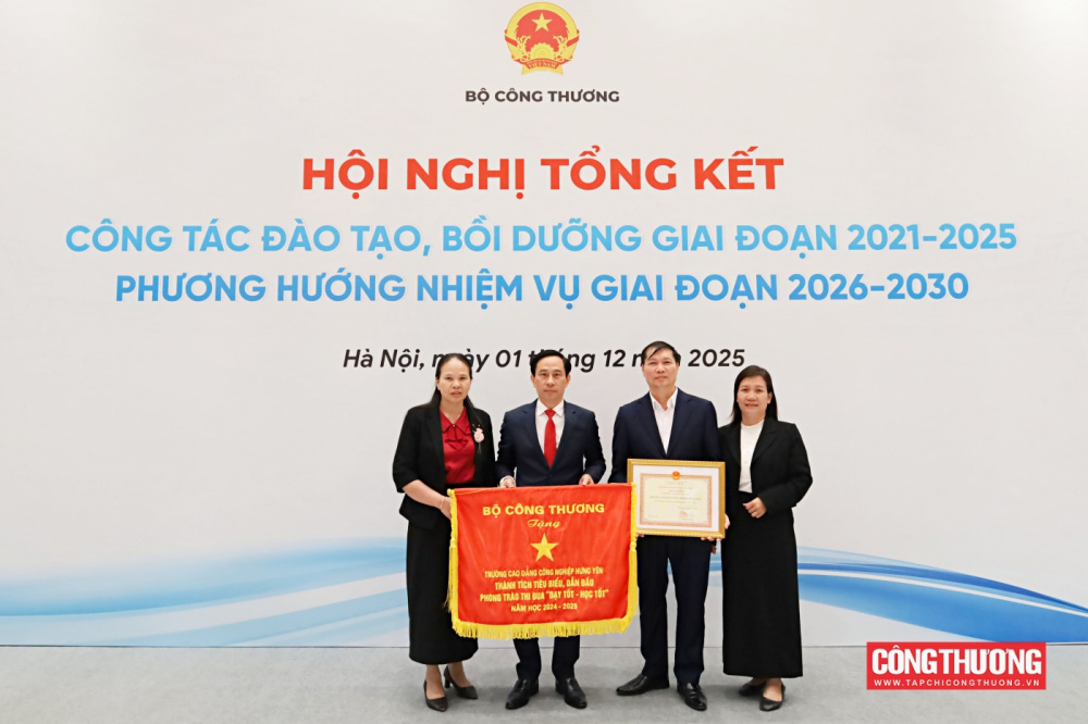 Hội nghị cũng đã vinh danh các giáo sư, phó giáo sư vừa được công nhận, gửi lời tri ân sâu sắc tới những đóng góp lâu dài cho ngành giáo dục - đào tạo của Bộ Công Thương. 