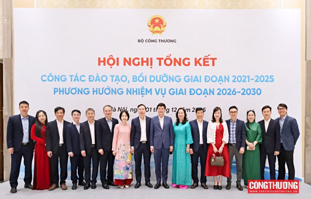 Hội nghị cũng đã vinh danh các giáo sư, phó giáo sư vừa được công nhận, gửi lời tri ân sâu sắc tới những đóng góp lâu dài cho ngành giáo dục - đào tạo của Bộ Công Thương. 