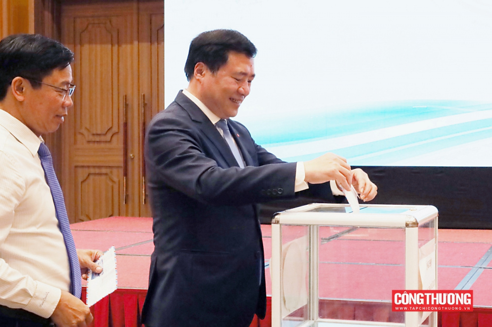 Hội nghị cũng đã vinh danh các giáo sư, phó giáo sư vừa được công nhận, gửi lời tri ân sâu sắc tới những đóng góp lâu dài cho ngành giáo dục - đào tạo của Bộ Công Thương. 