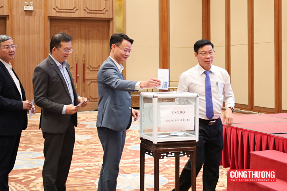 Hội nghị cũng đã vinh danh các giáo sư, phó giáo sư vừa được công nhận, gửi lời tri ân sâu sắc tới những đóng góp lâu dài cho ngành giáo dục - đào tạo của Bộ Công Thương. 