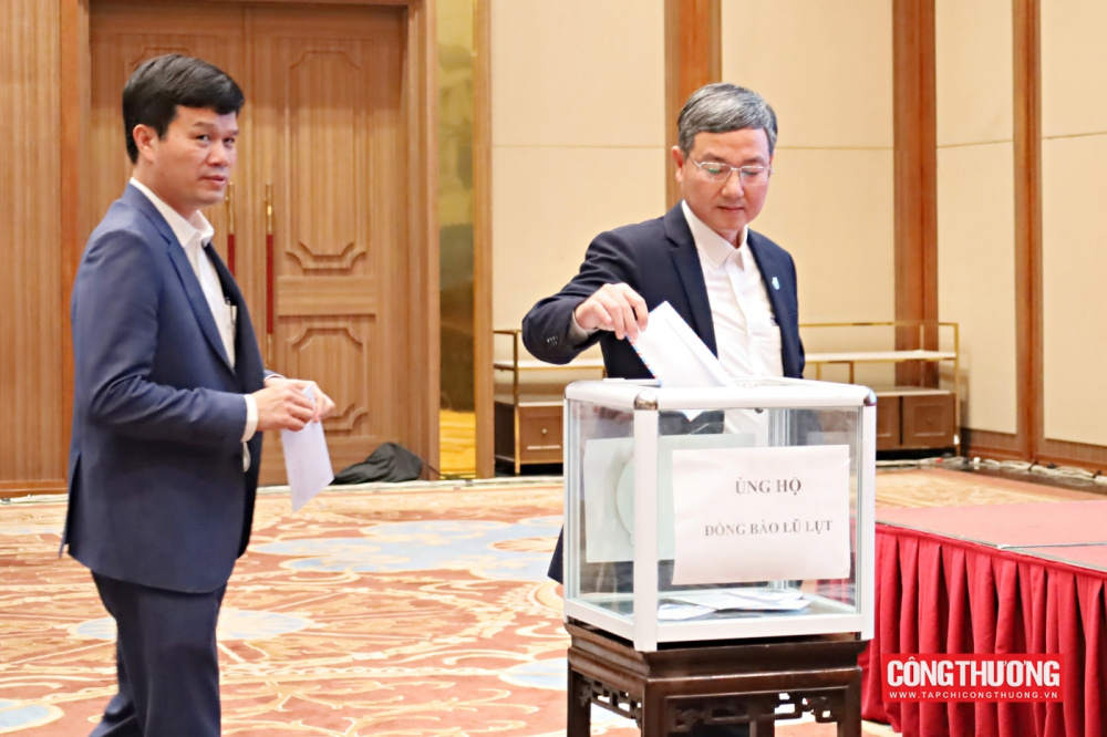 Hội nghị cũng đã vinh danh các giáo sư, phó giáo sư vừa được công nhận, gửi lời tri ân sâu sắc tới những đóng góp lâu dài cho ngành giáo dục - đào tạo của Bộ Công Thương. 