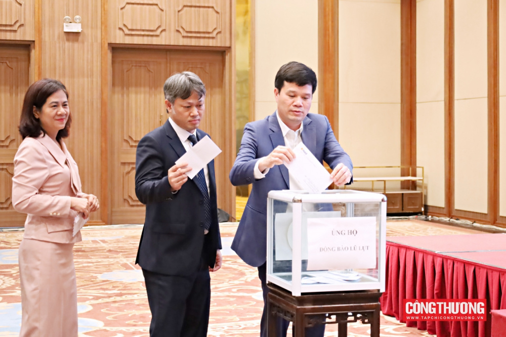 Hội nghị cũng đã vinh danh các giáo sư, phó giáo sư vừa được công nhận, gửi lời tri ân sâu sắc tới những đóng góp lâu dài cho ngành giáo dục - đào tạo của Bộ Công Thương. 