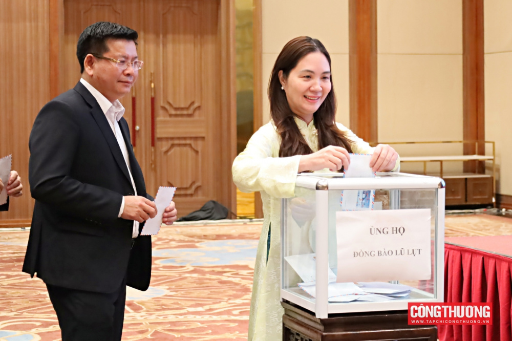 Hội nghị cũng đã vinh danh các giáo sư, phó giáo sư vừa được công nhận, gửi lời tri ân sâu sắc tới những đóng góp lâu dài cho ngành giáo dục - đào tạo của Bộ Công Thương. 