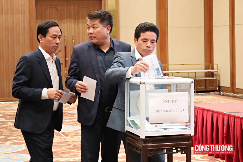 Hội nghị cũng đã vinh danh các giáo sư, phó giáo sư vừa được công nhận, gửi lời tri ân sâu sắc tới những đóng góp lâu dài cho ngành giáo dục - đào tạo của Bộ Công Thương. 