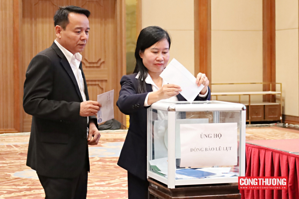 Hội nghị cũng đã vinh danh các giáo sư, phó giáo sư vừa được công nhận, gửi lời tri ân sâu sắc tới những đóng góp lâu dài cho ngành giáo dục - đào tạo của Bộ Công Thương. 