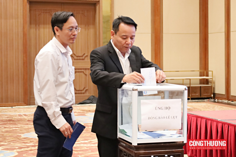 Hội nghị cũng đã vinh danh các giáo sư, phó giáo sư vừa được công nhận, gửi lời tri ân sâu sắc tới những đóng góp lâu dài cho ngành giáo dục - đào tạo của Bộ Công Thương. 