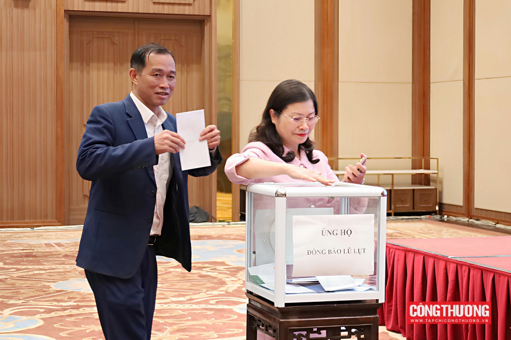 Hội nghị cũng đã vinh danh các giáo sư, phó giáo sư vừa được công nhận, gửi lời tri ân sâu sắc tới những đóng góp lâu dài cho ngành giáo dục - đào tạo của Bộ Công Thương. 