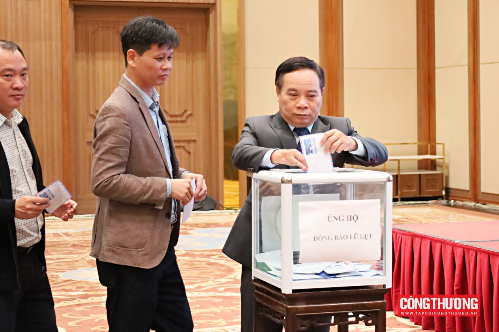 Hội nghị cũng đã vinh danh các giáo sư, phó giáo sư vừa được công nhận, gửi lời tri ân sâu sắc tới những đóng góp lâu dài cho ngành giáo dục - đào tạo của Bộ Công Thương. 