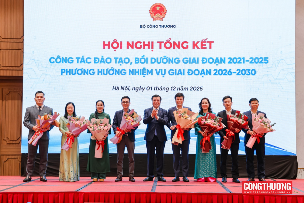 Hội nghị cũng đã vinh danh các giáo sư, phó giáo sư vừa được công nhận, gửi lời tri ân sâu sắc tới những đóng góp lâu dài cho ngành giáo dục - đào tạo của Bộ Công Thương. 
