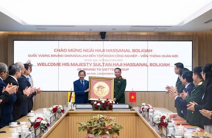 Quốc vương Brunei Darussalam Haji Hassanal Bolkiah thăm và làm việc tại Viettel.