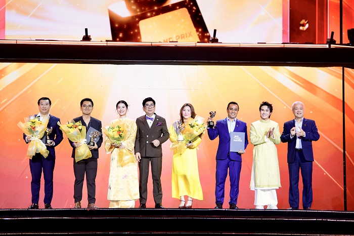 Ông Đỗ Thanh Tuấn (ngoài cùng bên trái) – Giám đốc Đối ngoại, đại diện Vinamilk đón nhận giải thưởng Vạn Xuân Awards – Thương hiệu sáng tạo tiên phong (Ảnh: Minh Anh).