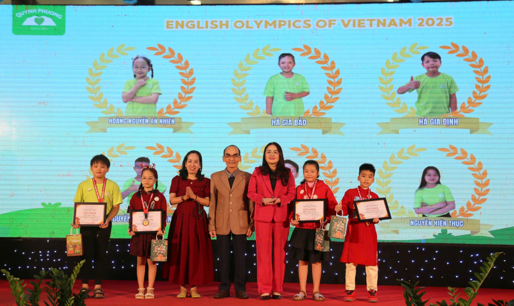 Bà Lê Thị Hương- Giám đốc Sở Giáo dục và Đào tạo tỉnh Quảng Trị và Lãnh đạo Hệ thống Trung tâm Quỳnh Phương trao thưởng cho các em xuất sắc