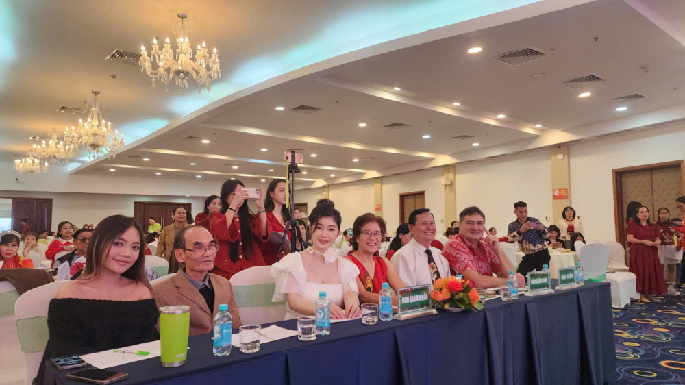 Ban giám khảo Cuộc thi