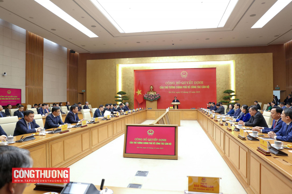 Thủ tướng Phạm Minh Chính chủ trì công bố và trao Quyết định giao Quyền Bộ trưởng Bộ Công Thương với đồng chí Lê Mạnh Hùng.