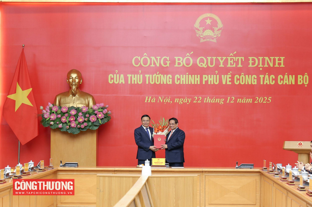 Thủ tướng Chính phủ Phạm Minh Chính trao quyết định giao Quyền Bộ trưởng Bộ Công Thương và tặng hoa chúc mừng đồng chí Lê Mạnh Hùng