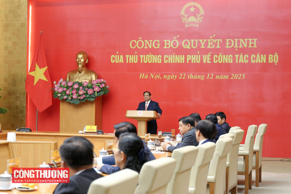 Thay mặt Chính phủ, Thủ tướng đánh giá cao và ghi nhận những đóng góp của đồng chí Nguyễn Hồng Diên, mong muốn và tin tưởng đồng chí Nguyễn Hồng Diên trên cương vị công tác mới - Phó Bí thư chuyên trách Đảng ủy Quốc hội, sẽ tiếp tục phát huy năng lực, sở trưởng, đồng hành, sát cánh cùng ngành công thương trong sự nghiệp xây dựng, phát triển đất nước.